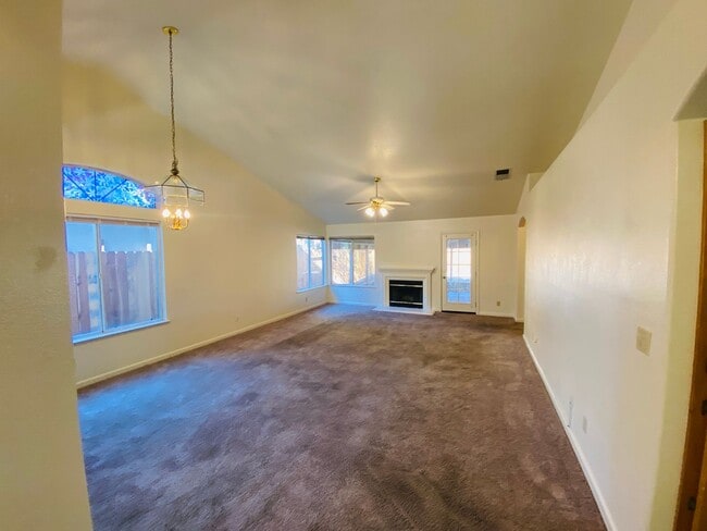 9052 E Valley Dr in Elk Grove, CA - Foto de edificio - Building Photo