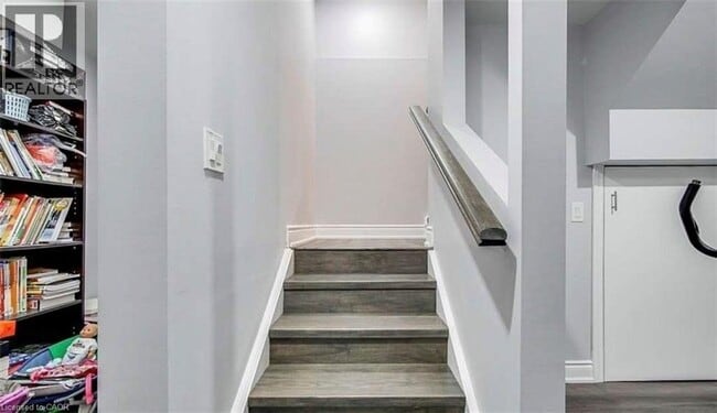 180 Belmore Ct in Milton, ON - Building Photo - Building Photo