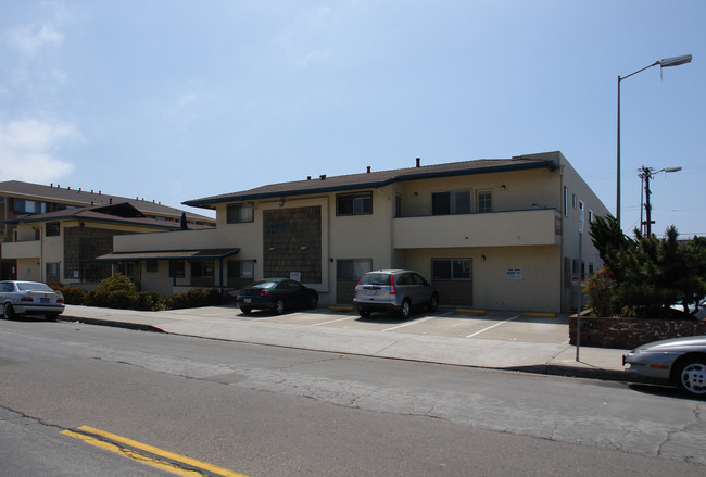 Felspar Cabanas Apartments in San Diego, CA - Foto de edificio - Building Photo