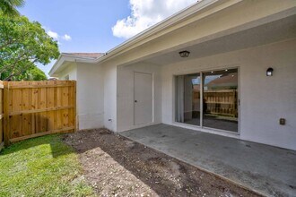 9242 Roan Ln, Unit D in West Palm Beach, FL - Building Photo - Building Photo
