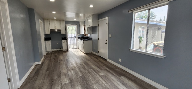 10408 Anzac Ave in Los Angeles, CA - Building Photo - Building Photo