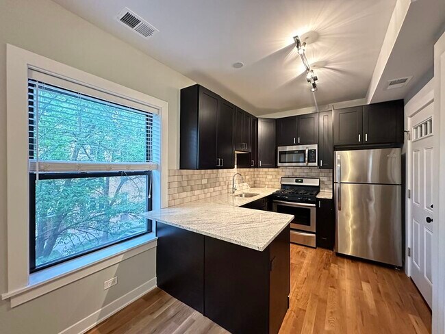 2204 W Eastwood Ave in Chicago, IL - Building Photo - Building Photo