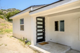 10647 Tuxford St in Sun Valley, CA - Foto de edificio - Building Photo