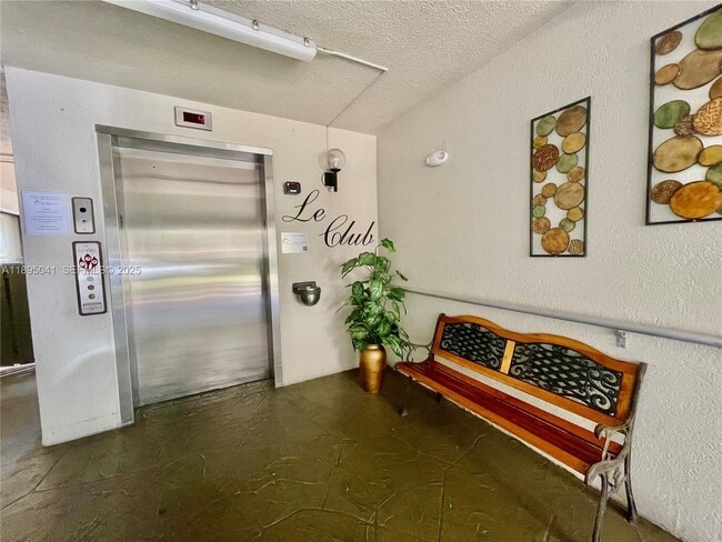 2209 S Cypress Bend Dr in Pompano Beach, FL - Building Photo - Building Photo