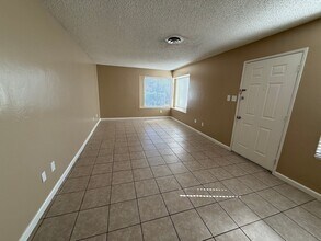 217 Universe Ave in Bakersfield, CA - Foto de edificio - Building Photo