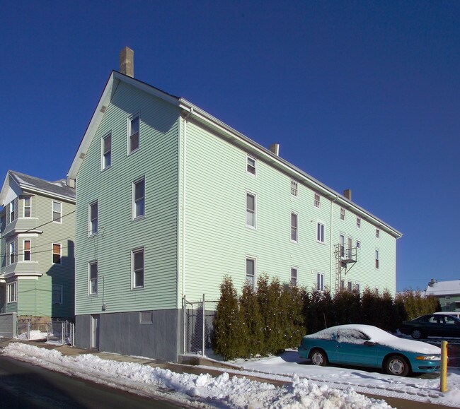 35-37 Davis St in Fall River, MA - Foto de edificio - Building Photo