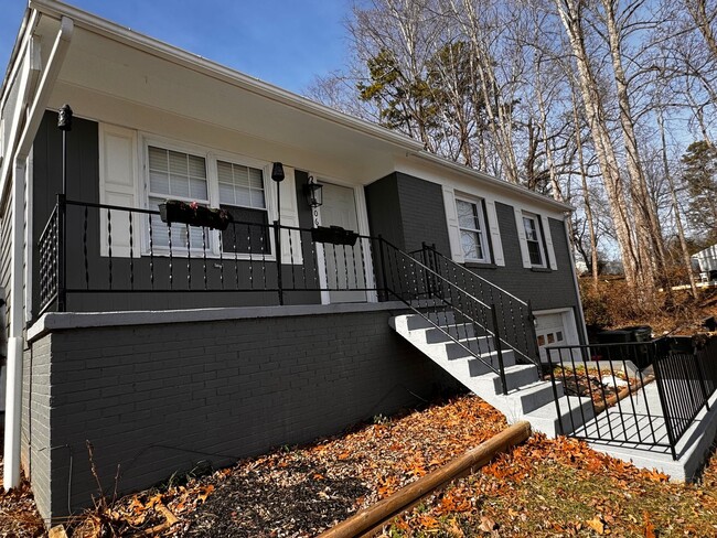 106 Camelot Dr in Charlottesville, VA - Foto de edificio - Building Photo