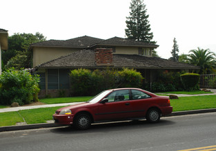 136 Carlton Ave in Los Gatos, CA - Foto de edificio - Building Photo