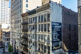 115 W 4th St in Cincinnati, OH - Foto de edificio - Building Photo