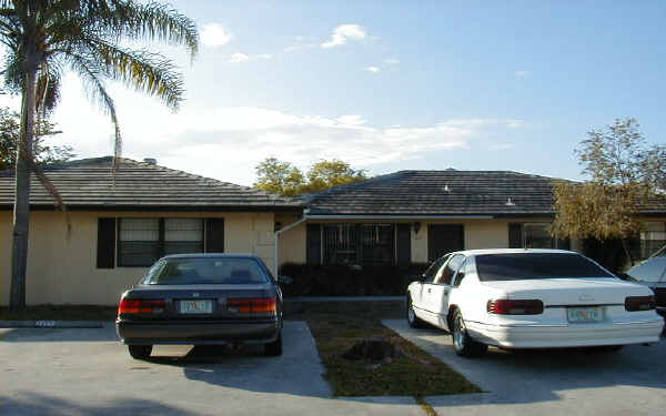 White Pines Apartment in West Palm Beach, FL - Building Photo