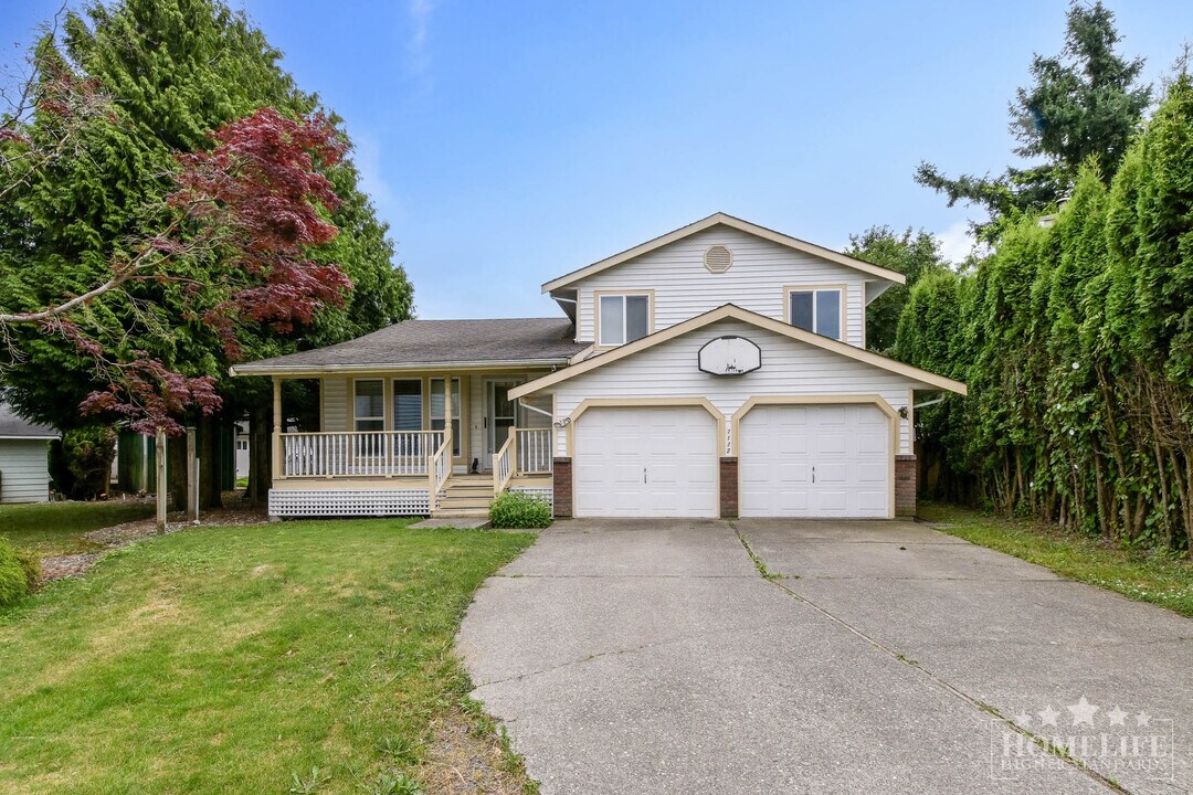 7172 Circle Dr in Chilliwack, BC - Building Photo