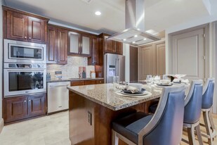 5665 San Felipe St in Houston, TX - Building Photo