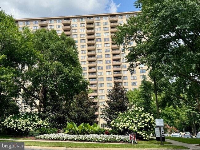 5225 Pooks Hill Rd in Bethesda, MD - Foto de edificio - Building Photo