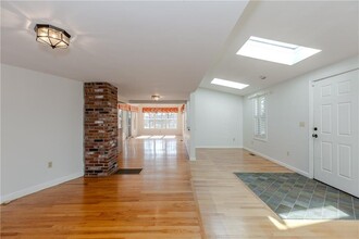 1861 E Main Rd in Portsmouth, RI - Building Photo - Building Photo