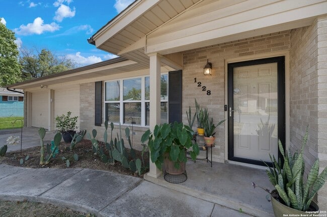 1228 Rivercrest Dr in New Braunfels, TX - Foto de edificio - Building Photo