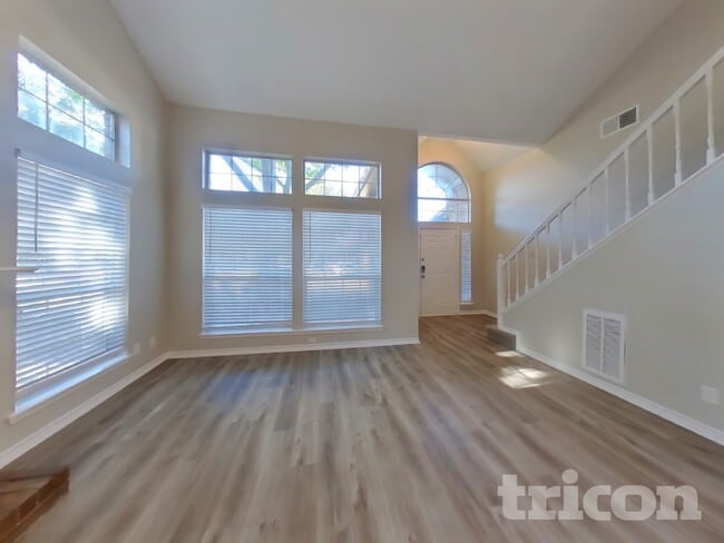 305 Meandering Way in Glenn Heights, TX - Foto de edificio - Building Photo