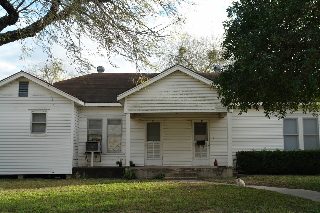 615 Santa Gertrudis St in Kingsville, TX - Building Photo