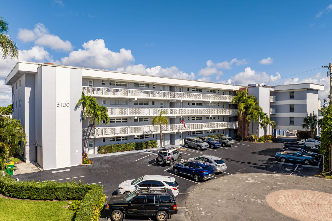 Leisure Terrace Condominiums in Fort Lauderdale, FL - Building Photo