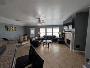 714 N Vista Dr in Houston, TX - Building Photo - Building Photo