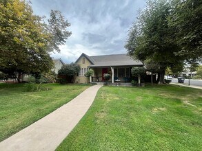 1625 W Burrel Ave in Visalia, CA - Building Photo - Building Photo