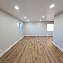 5376 Retablo Ave in Las Vegas, NV - Foto de edificio - Building Photo
