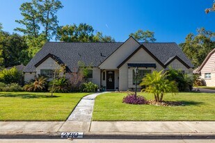 2710 Colonial Dr in Dickinson, TX - Building Photo