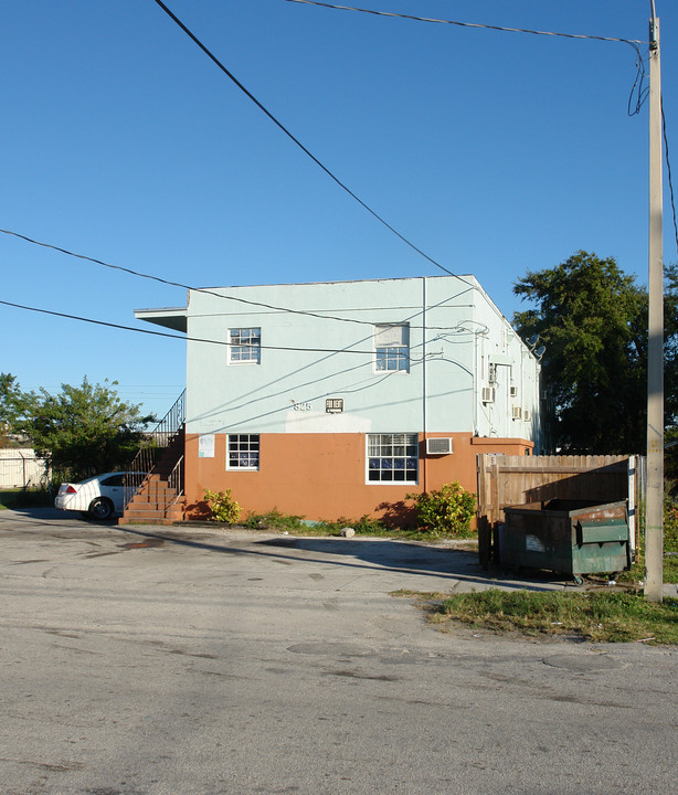 825 NW 70th St in Miami, FL - Foto de edificio