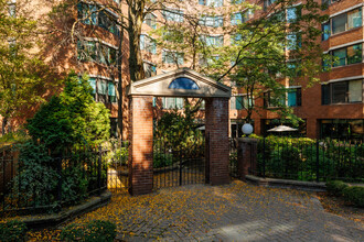 4430 Sainte-Catherine Rue O in Westmount, QC - Building Photo - Building Photo