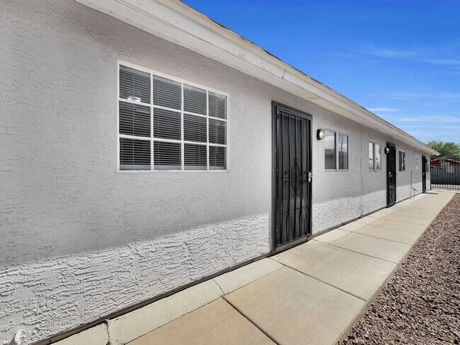 2905 E Monroe St in Phoenix, AZ - Building Photo - Building Photo