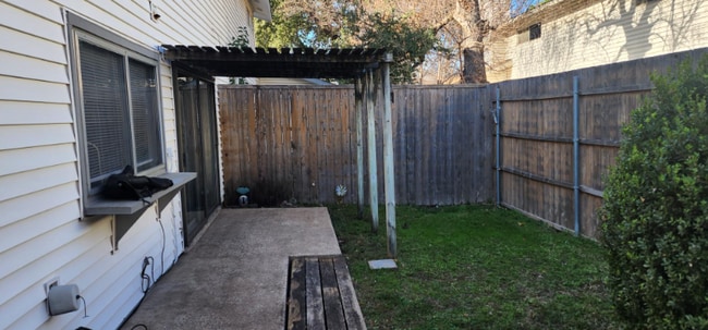 705 Intrepid Dr in Garland, TX - Foto de edificio - Building Photo