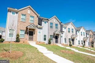 4001 Virginia Ln in Atlanta, GA - Building Photo