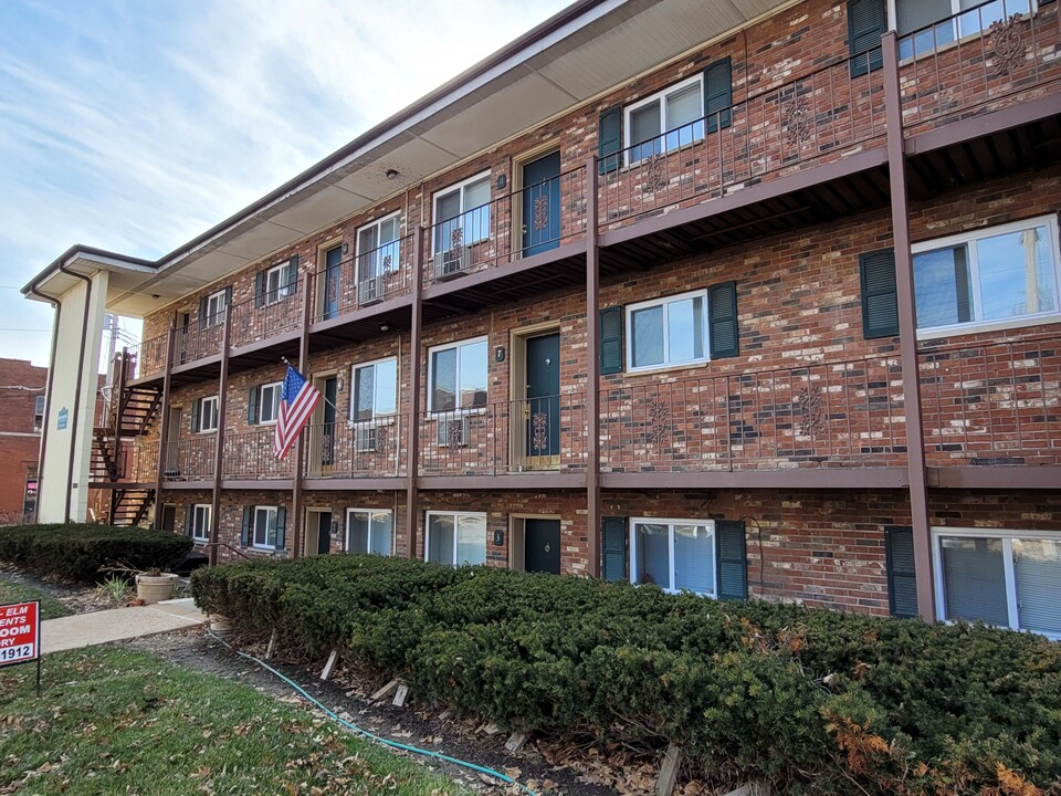 Sutton-Elm Apartments in Maplewood, MO - Building Photo