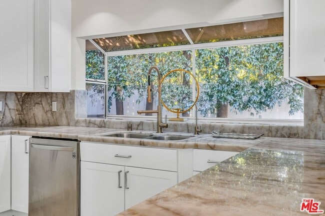 2177 Summitridge Dr in Beverly Hills, CA - Building Photo - Building Photo