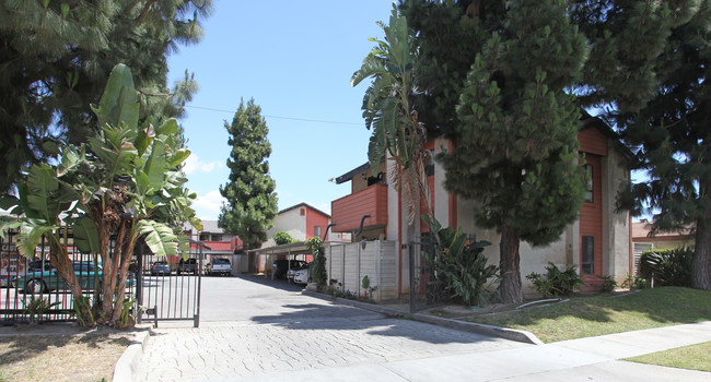 Paramount Apartments in Paramount, CA - Foto de edificio - Building Photo