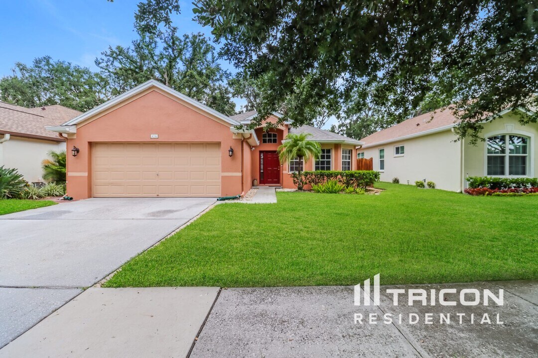 4718 Whispering Wind Ave in Tampa, FL - Building Photo