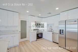 449 Le Doux Rd in Los Angeles, CA - Building Photo