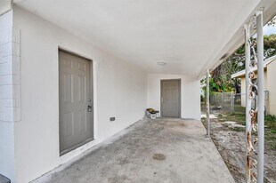 917 W 2nd St in West Palm Beach, FL - Building Photo
