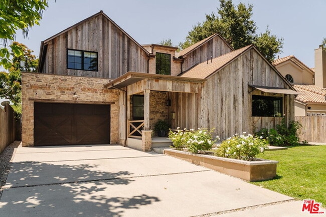 11734 Huston St in Los Angeles, CA - Building Photo - Building Photo