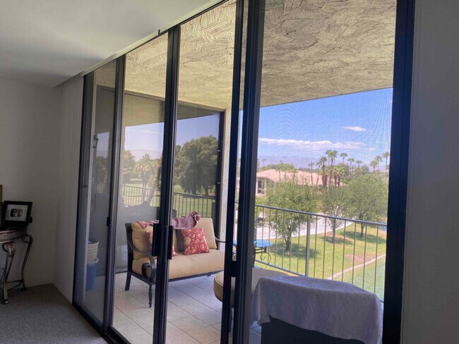 910 Island Dr, Unit 404 in Rancho Mirage, CA - Foto de edificio - Building Photo