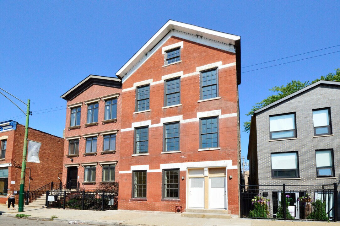 Clybourn Manor in Chicago, IL - Building Photo