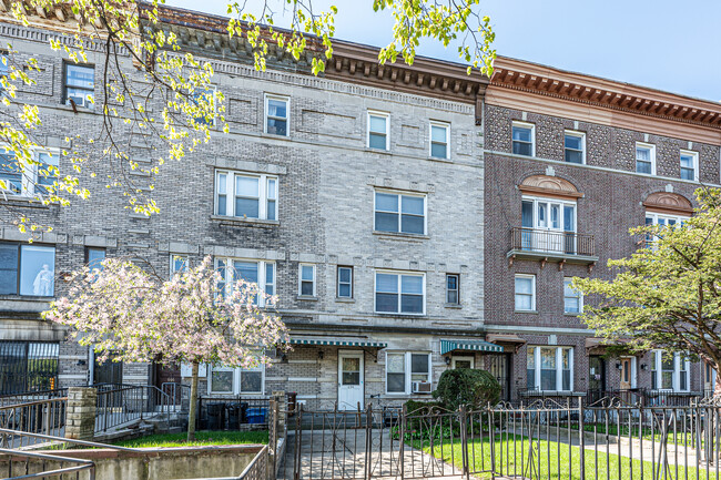 694 Eastern Pky in Brooklyn, NY - Foto de edificio - Building Photo