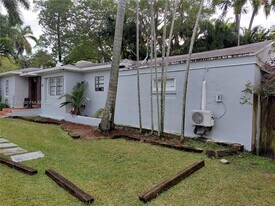 1050 NE 82nd St in Miami, FL - Building Photo