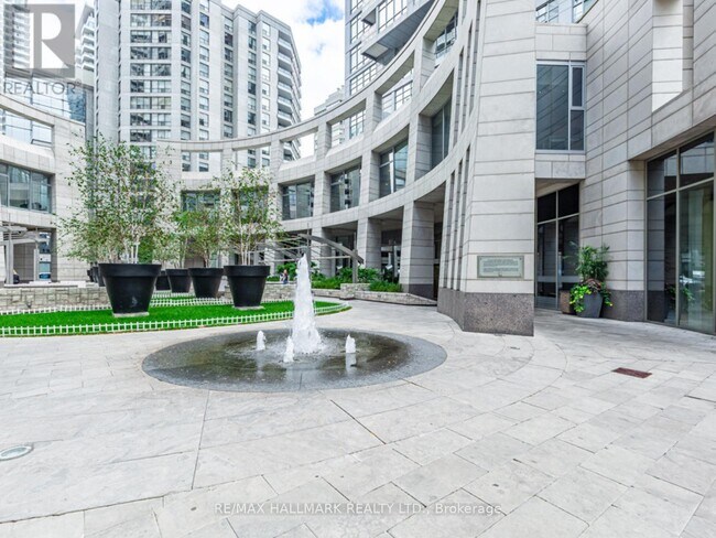 2181 Yonge St in Toronto, ON - Building Photo - Building Photo