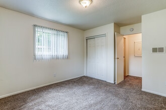 GolfView Apartments By The Bay in Essexville, MI - Foto de edificio - Building Photo