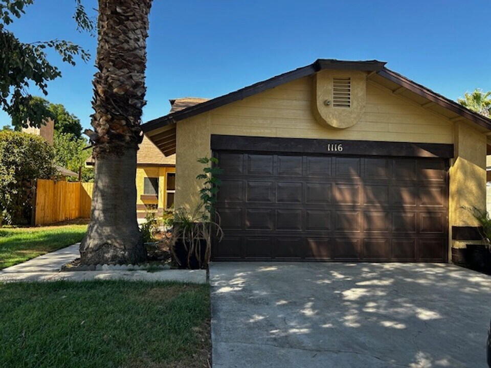 1116 Adelaide Ave in Bakersfield, CA - Building Photo