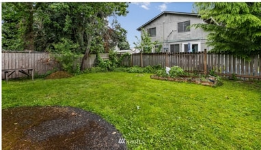 2203 Happy Ct in Bellingham, WA - Foto de edificio - Building Photo