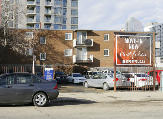 Victorian Apartments in Calgary, AB - Building Photo - Building Photo