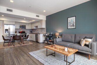 10473 Santa Monica Blvd in Los Angeles, CA - Building Photo - Building Photo