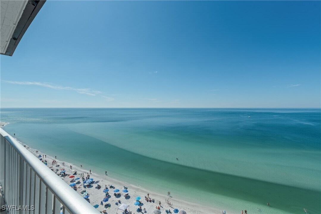9051 Gulf Shore Dr in Naples, FL - Building Photo