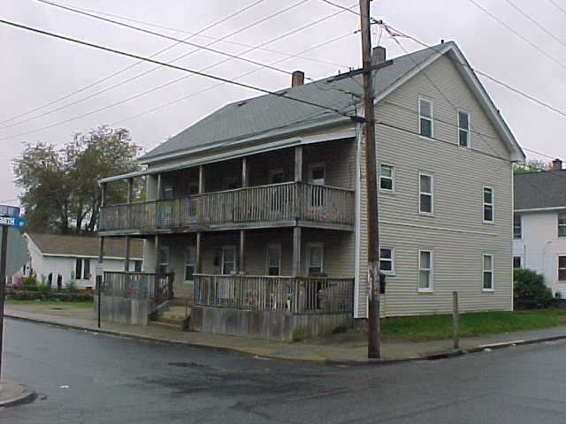 98 Van Den Noort St in Putnam, CT - Building Photo